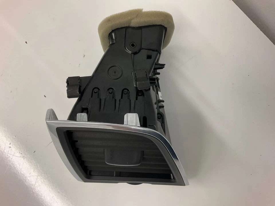 Ventilación de tablero negra opaca exterior izquierda Volvo XC90 16-22 31363709 Foto 2 de 4