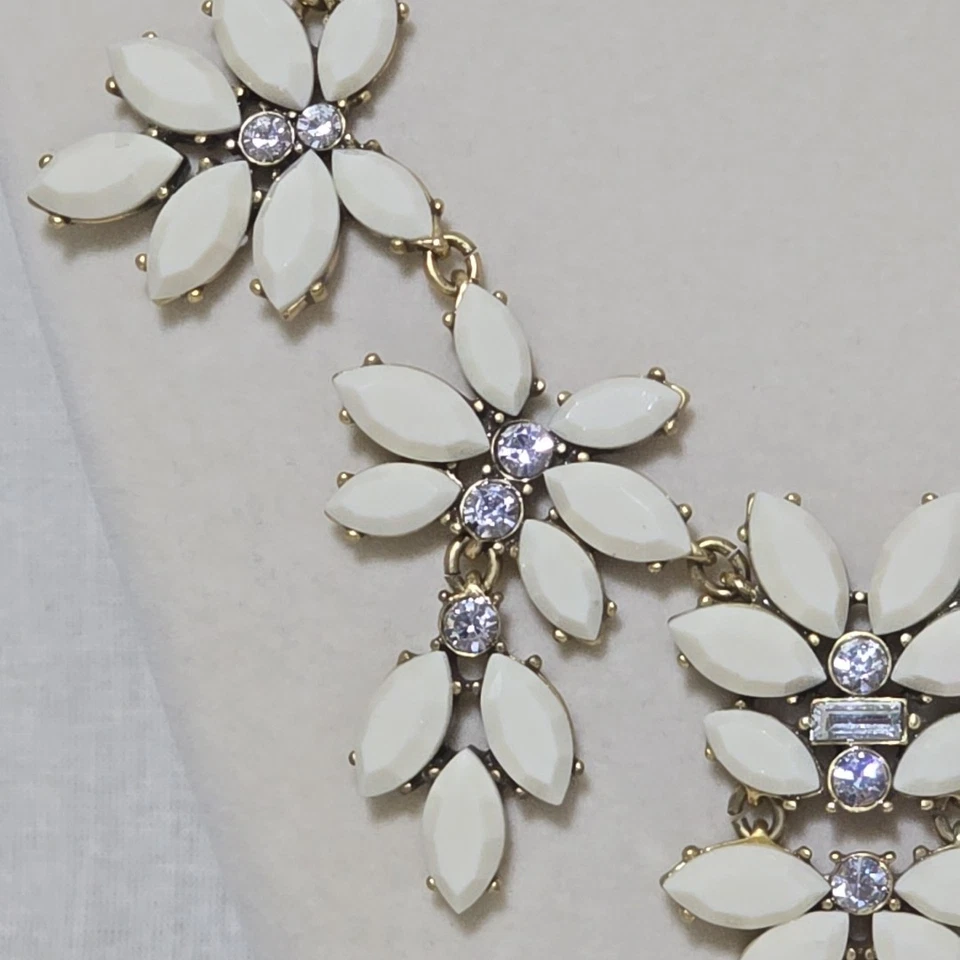 J. Collar Crew Crema y Estrás Declaración Floral Boho Princesa Occidental Foto 3 de 4