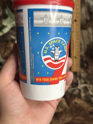 Queso Chuck E de colección gana un viaje a la taza del campamento espacial de Estados Unidos defectos menores CEC - Imagen 4 de 8