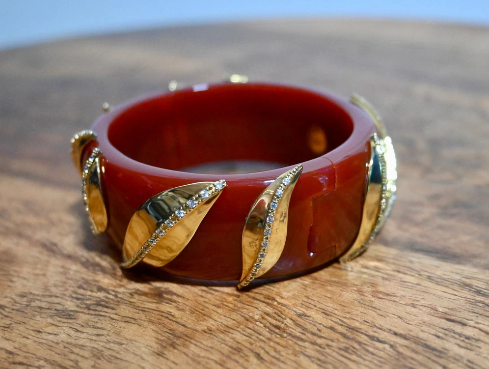 Nuevo brazalete con bisagras revestido de oro de 18k de resina carmesí MIRIAM SALAT de $695 Foto 2 de 4