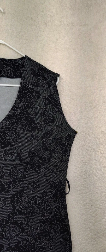 Vestido para mujer Mossimo extra grande negro floral mezcla de polietileno sin mangas abertura lateral midi Foto 3 de 4