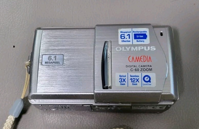 MRY-C60Z デジタルカメラ CAMEDIA　C-60 ZOOM (X-3) Olympus Camedia C-60 Zoom Digital Camera Review: Design