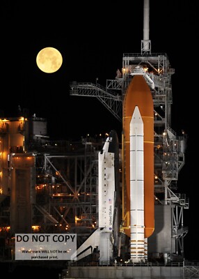 *5X7* NASA PHOTO SPACE SHUTTLE DISCOVERY ON LAUNCH PAD 39A AS MOON SETS (EP-140)