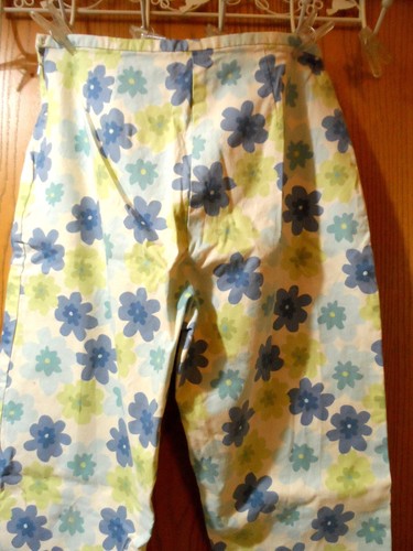 CHRISTOPHER & BANKS Capri Shorts women 10 Green Blue floral cropped pants - Picture 4 of 5