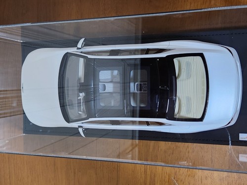 1:18 MR Collection Hyundai Genesis G90 White 500PCS Limited Edition(w/ Case) - Picture 5 of 8