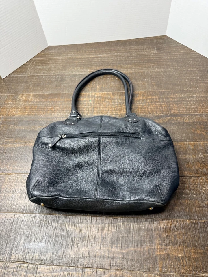 Bolsa de ombro Tignanello preta couro pebbled bolsa tote forro com estampa de corrente - Imagem 4 de 4