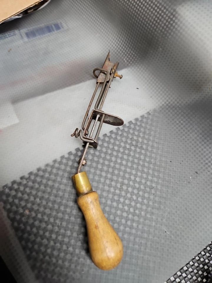 Vintage Bluenose Rug Hooker Tool For Hooked Yarn Rugs Box & Instructions - Image 3 of 4