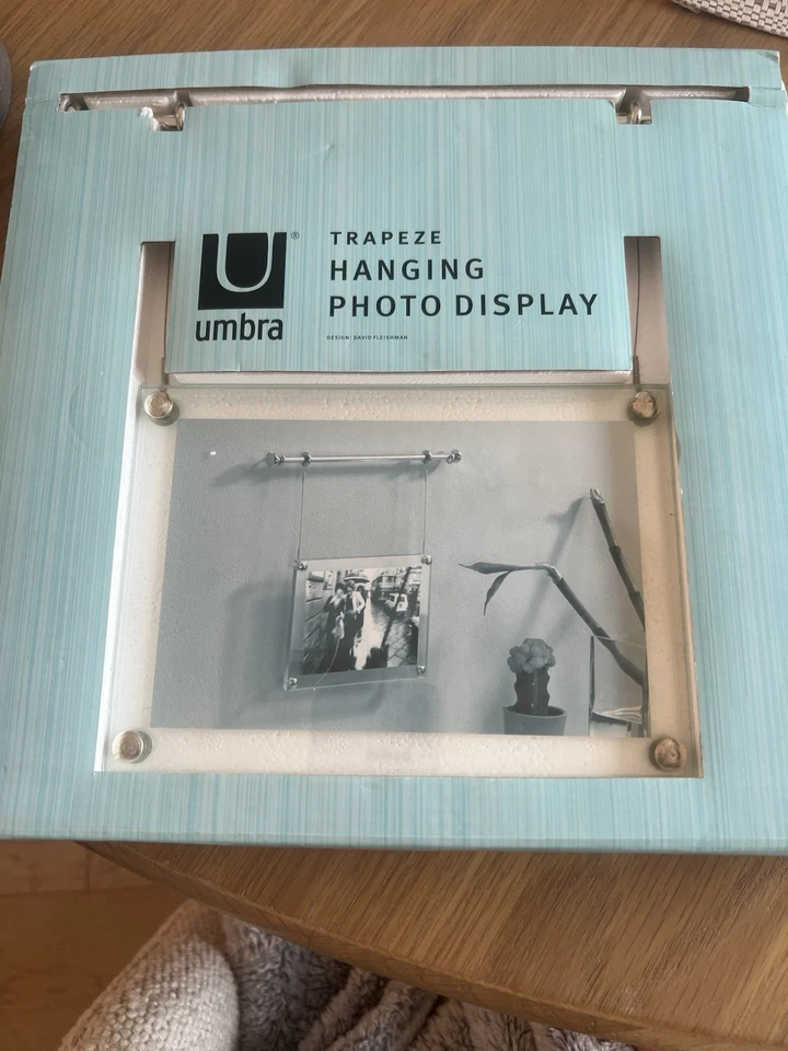 Moderna exhibición de fotos colgante de trapecio UMBRA 4x6 níquel/vidrio elegante minimalista Foto 4 de 4