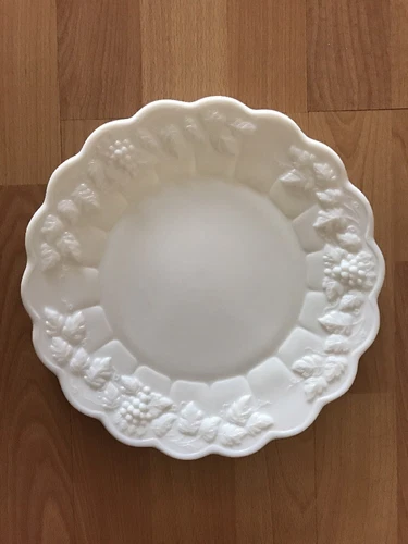 VINTAGE  WESTMORELAND MILK GLASS PANELED GRAPE 10 1/2" DINNER PLATE