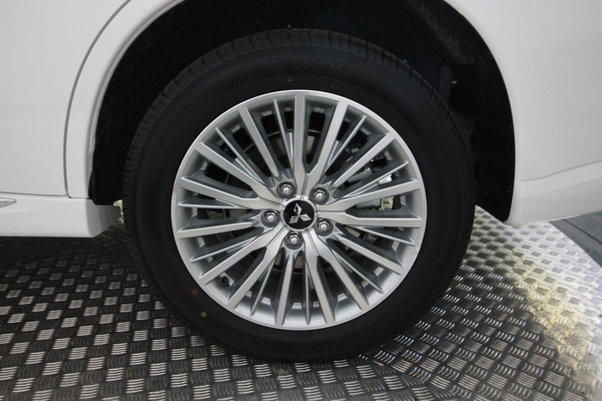 Mitsubishi Outlander 2,4 PHEV Inform+ CVT 4WD