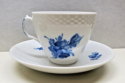 Royal Copenhagen Kaffeetasse mit Uterteller, Blaue Blume, Korbmuster, Top.