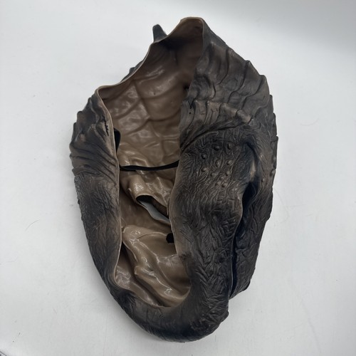 Godzilla Child Mask TM & Toho Warner Bros. Entertainment 2014 - Picture 7 of 9