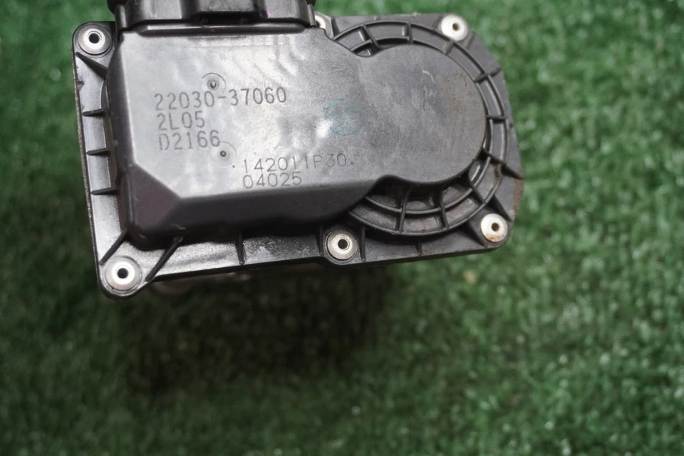 Toyota Prius V 2012 2013 2014 motor 1,8 L carrocería del acelerador fabricante de equipos originales 83 k millas 2203037060 Foto 4 de 4