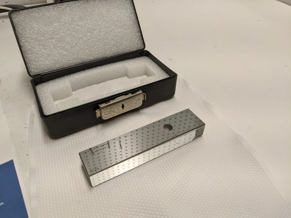 Leitz Wetzlar Quarz Chrom Loch Kalibrier Absehen Platte 060-680-090-000 - Bild 4 von 4