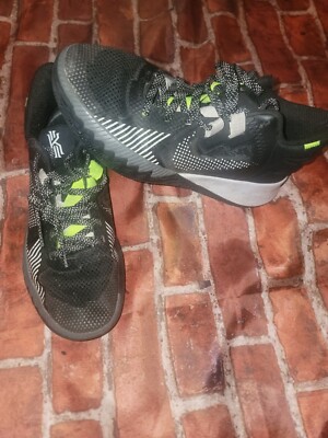 Nike Kyrie Flytrap V Boys Sz 5
