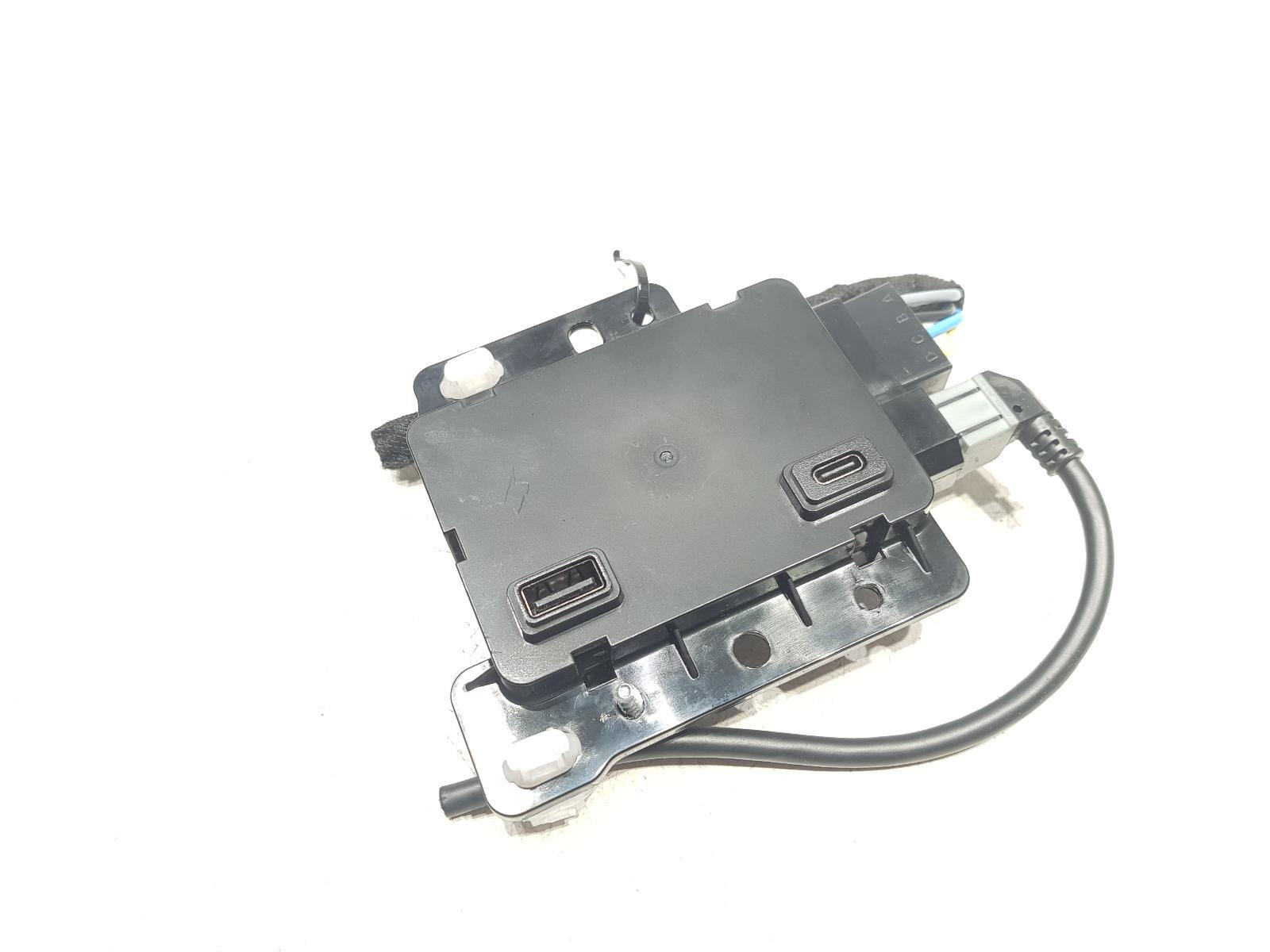 TESLA MODEL Y USB AUX Control Unit ECU 1522264-00-B Electricity 