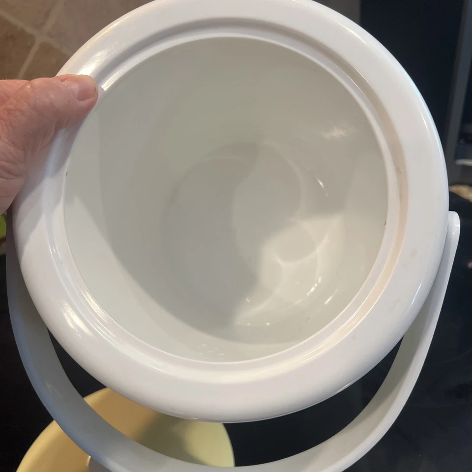 Cubo de hielo amarillo vintage Georges Briard con tapa. 7" T, 6.5" D Foto 3 de 4