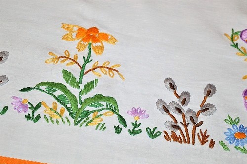 EASTER BUNNY HIDES IN SPRING GARDEN! VINTAGE HAND EMBROIDERED GERMAN TABLECLOTH - Picture 12 of 12