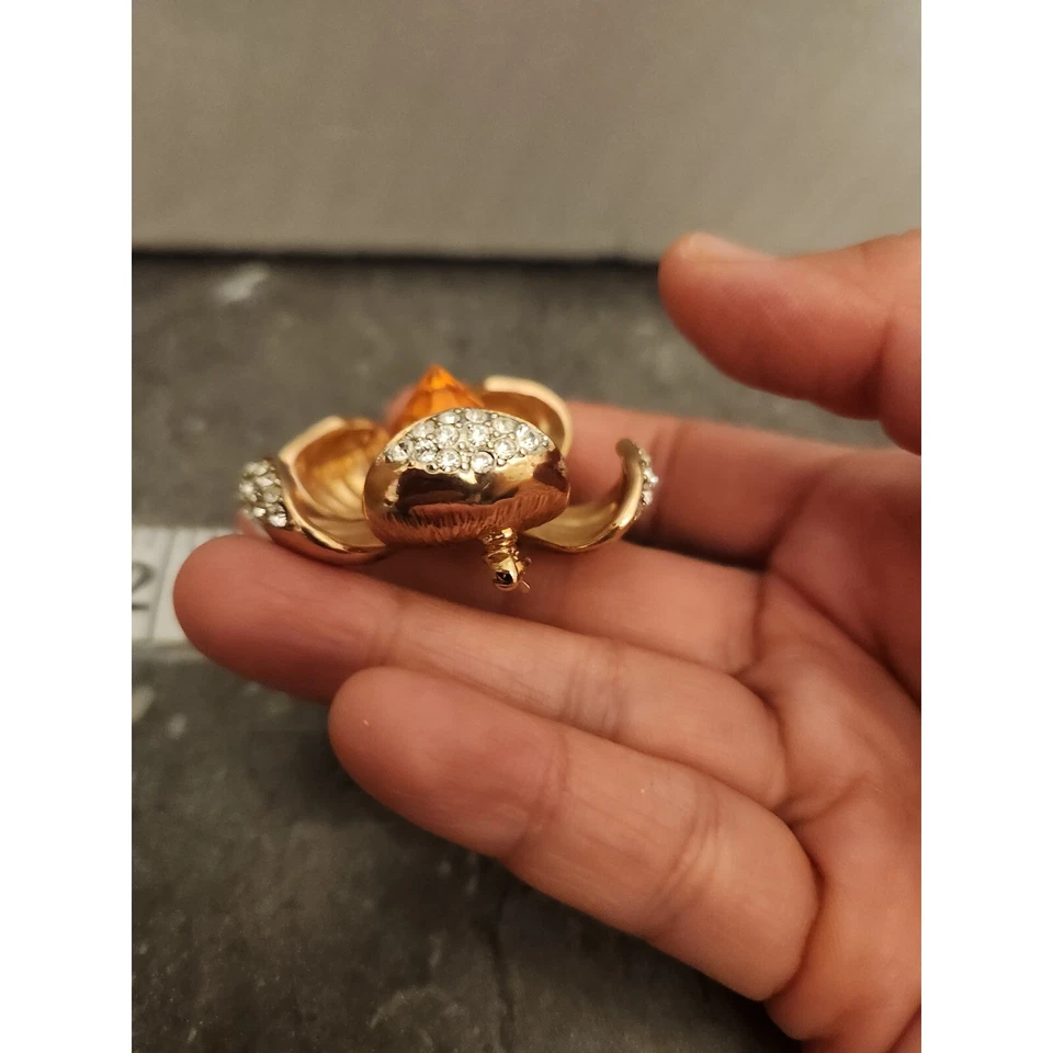 Broche Flor Madera de Perro Joan Rivers Ámbar Estrás Tono Dorado Flor de Magnate Prendedor Foto 4 de 4