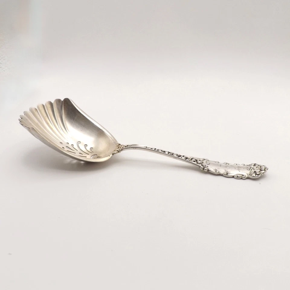 Antigua cuchara perforada Victoria de plata esterlina con cuchara de almendras Foto 3 de 4