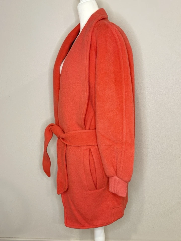 Casaco roupão tamanho grande Claude Montana coral mistura lhama e cashmere década de 1980 tamanho P/M - Imagem 3 de 4