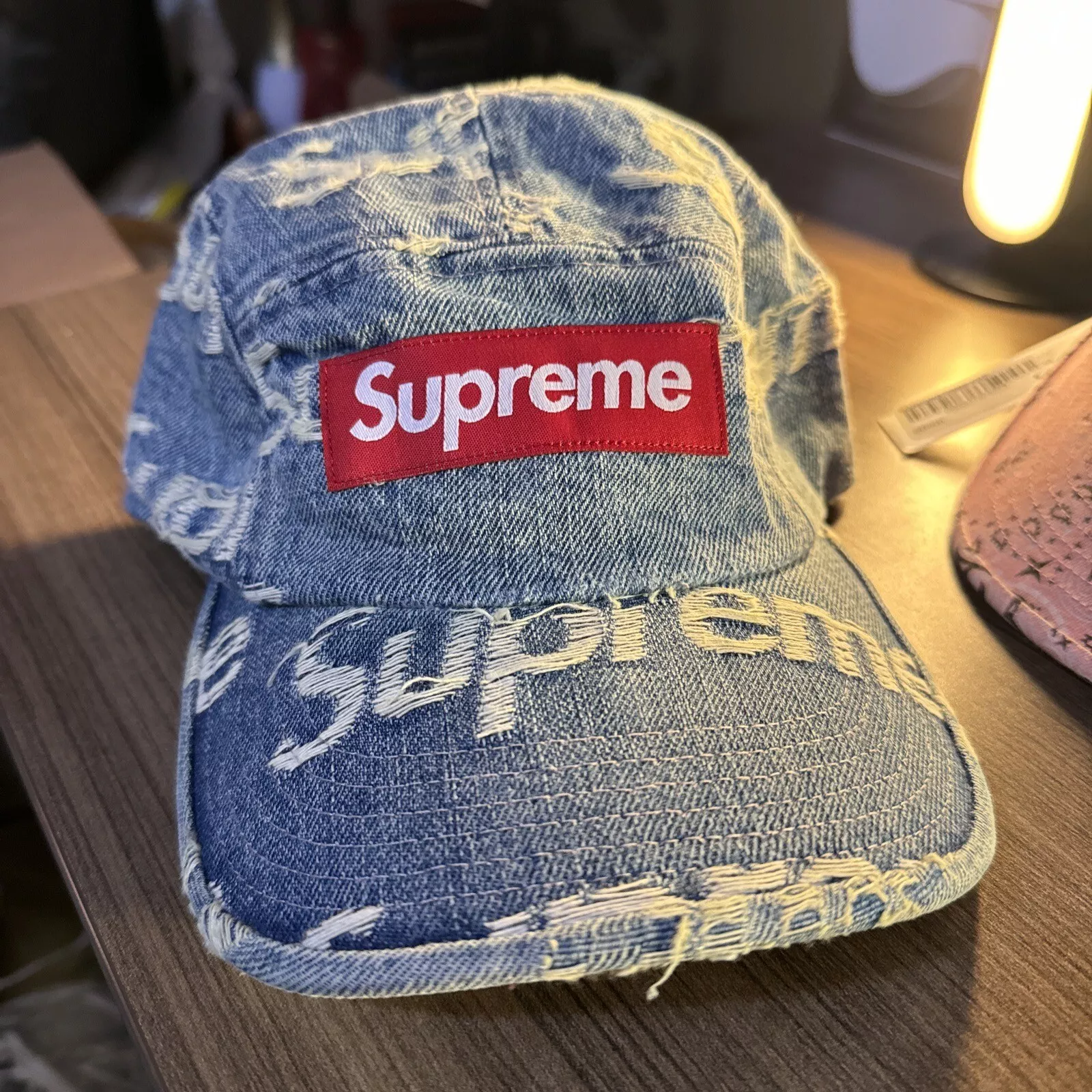 Casquette de camp en denim bleu OS SS21 logos effilochés Supreme