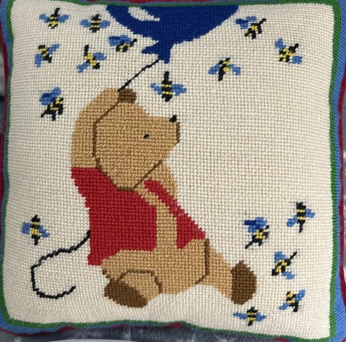 Small New Winnie The Pooh & Bees Needlepoint Pillow / Velvet Back 10.5” X 10.5” - 第 1/3 張圖片