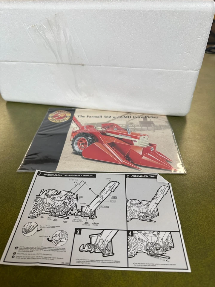 1/16 International Harvester Farmall 560 Tractor With 2-MH Corn Picker - Image 4 of 4