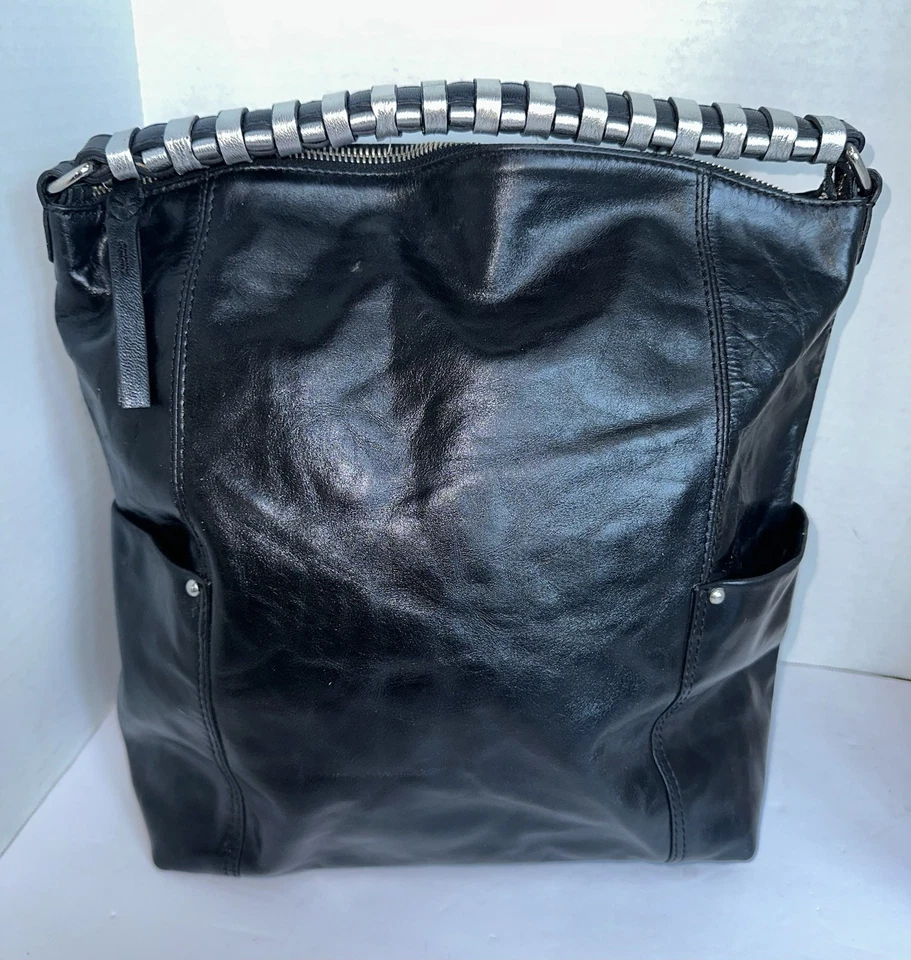 Bolso de mano hobo de cuero engrasado negro TANO Free People Foto 2 de 4