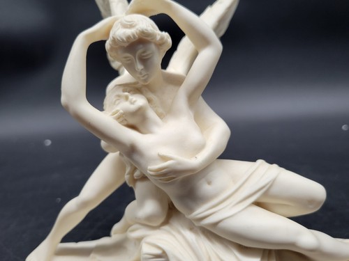 Estatua de Psique G Ruggeri revivida por el beso de Cupido sobre base de madera hecha en Italia - Imagen 19 de 24