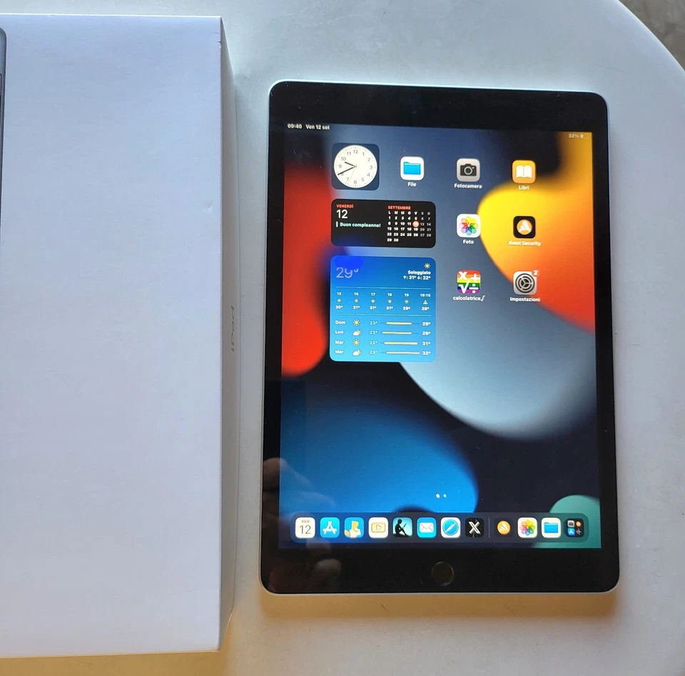 Apple iPad 9a Generazione Wifi 10.2" 64GB Argento con una cover - Immagine 3 di 4