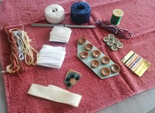 Petit lot de MERCERIE ANCIENNE fils, biais, boutons, etc ...