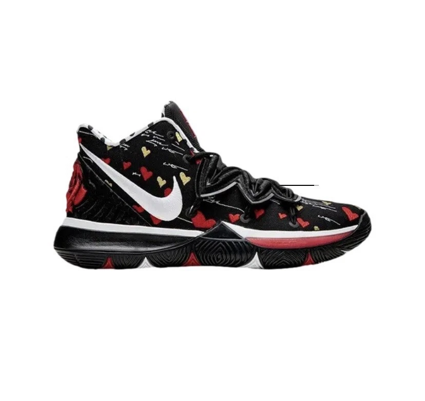 Preços baixos em Nike SneakerRoom x Kyrie 5 I Love You Mom - Black