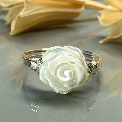 Anillo de plata de ley envuelto en alambre rosa madreperla - tamaño personalizado Foto 1 de 4