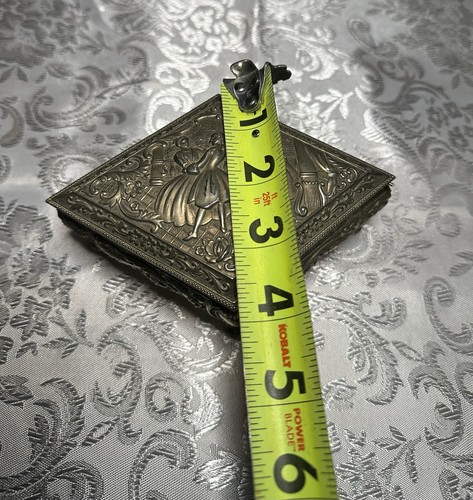 Scatola portagioie vintage argento Repousse Diamond con velluto rosso, figure vittoriane ~ Giappone - Foto 9 di 10