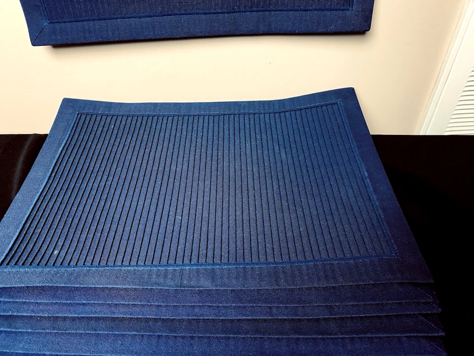 Set of Navy Blue Pleated Placemats + 6 Free Napkins - Image 2 of 4