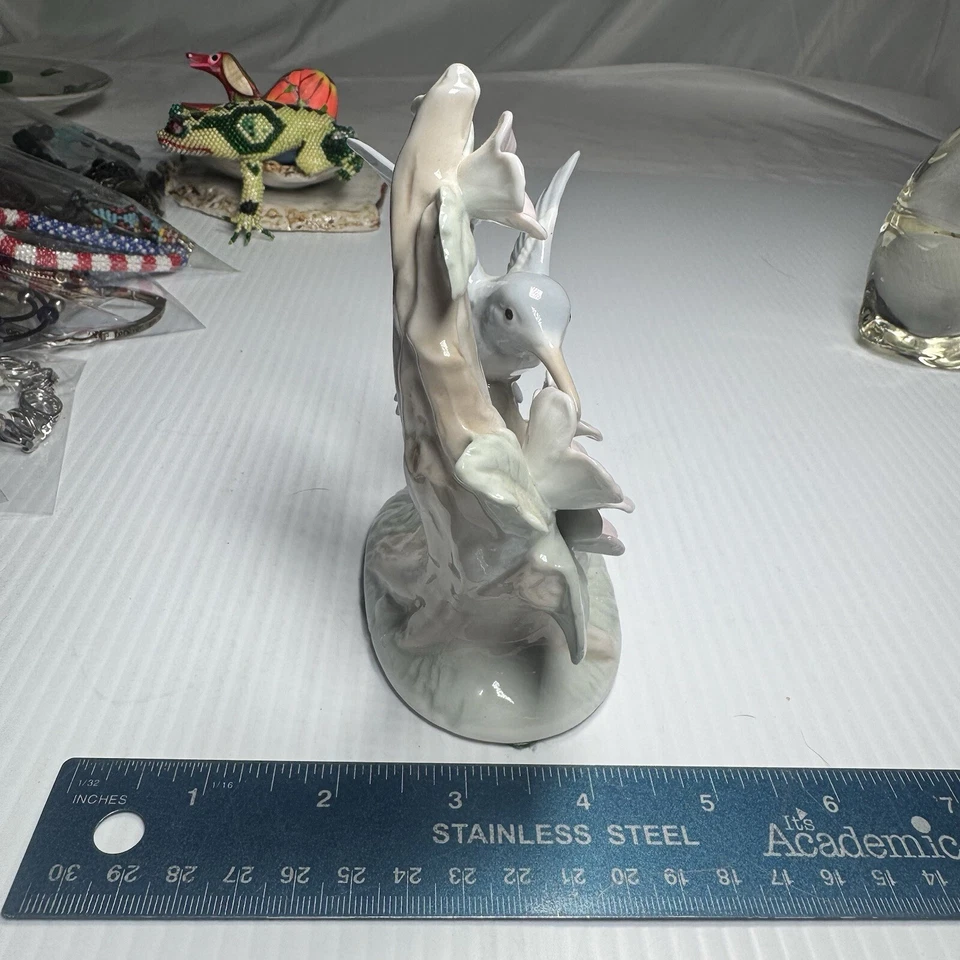 Estatuilla original Otigari hecha a mano con flores Foto 4 de 4