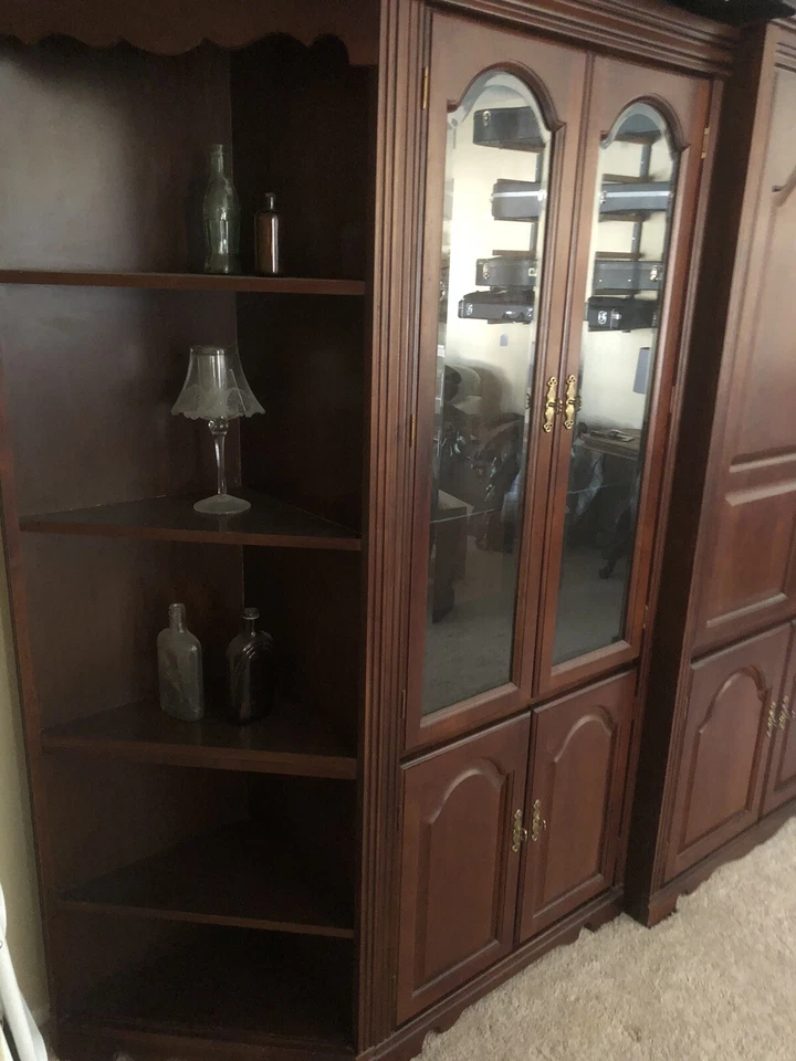 Centro de entretenimiento Thomasville hecho en EE. UU. con exhibiciones termina propietarios originales Foto 3 de 4