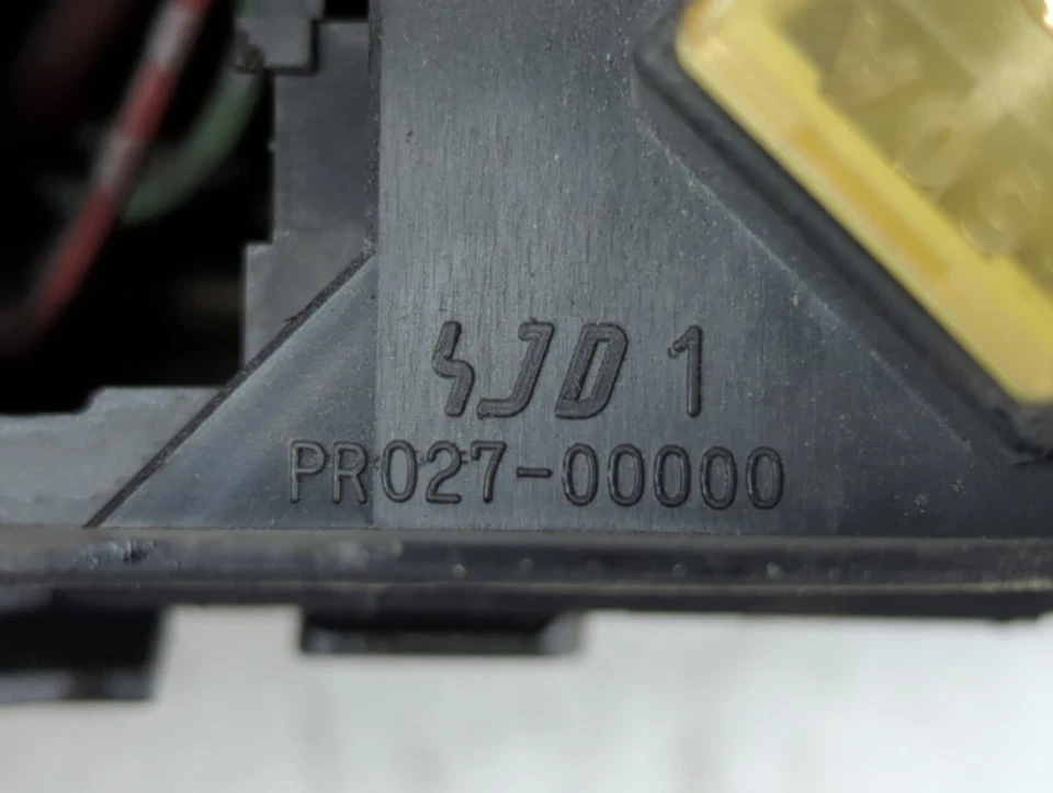 Módulo de relé de caja de fusibles Mitsubishi Mirage 2001 Mr551999 C75I7 Foto 3 de 4