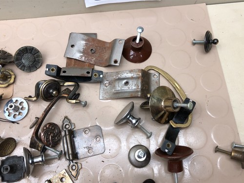 Lotto di manopole cassetto armadio misto serrature cerniere restauro hardware vintage - Foto 3 di 10