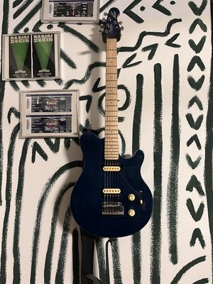 E-Gitarre Sterling by Music Man S.U.B. Axis + Verstärker Roland