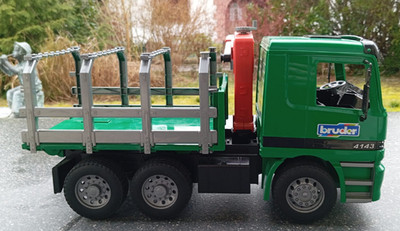 2001 Bruder 4143 Grüner Actros Holztransporter im Maßstab 1:16