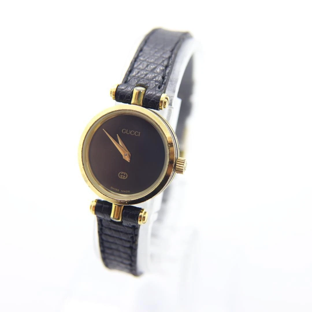 Montre Gucci ligne noire 21 mm ronde fabrication suisse quartz noir vintage femme