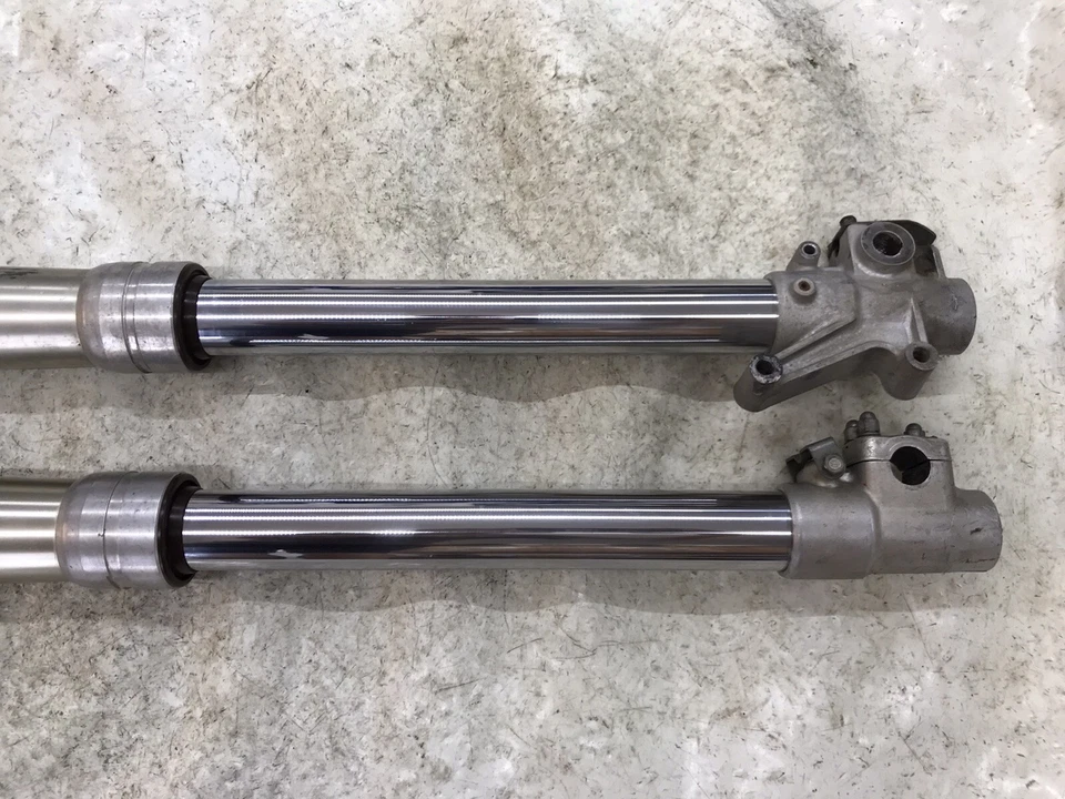 JUEGO DE SUSPENSIÓN HORQUILLAS DELANTERAS IZQUIERDA Y DERECHA YAMAHA YZ125 YZ 125 USADO OEM 89 1989 Foto 3 de 4