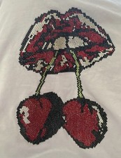 Weißes T-Shirt mit Strass-Motiv Lippen und K...