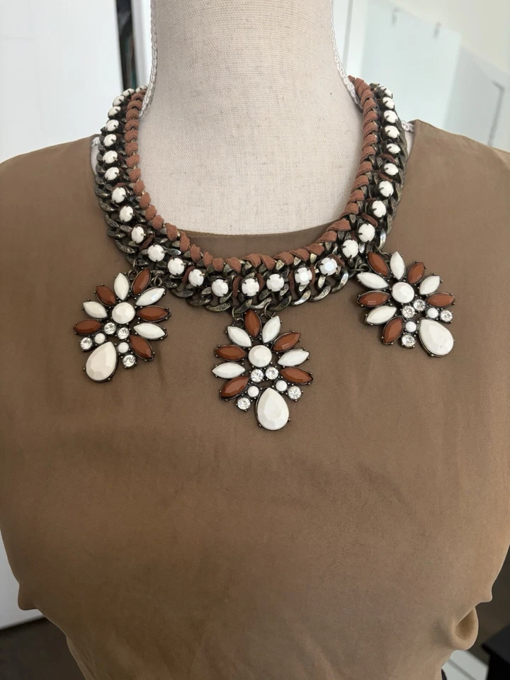 Collar llamativo marrón y blanco con gamuza, colgantes de flores y pedrería. Foto 2 de 4