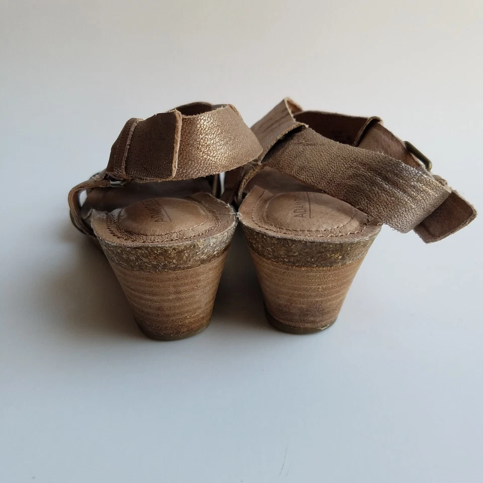 Sandalia para mujer Adam Tucker By Me Too 9 Tarin cuero suave cuña metalizada dorada Foto 3 de 4