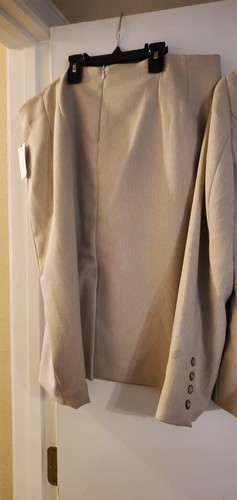 SIGNATURE By Larry Levine Skirt Suit And Jacket Set. Size 14 - Picture 22 of 23