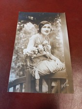 Stara kartka z życzeniami AK / pozdrowienia miłość / kobieta dziewczyna ok. 1920 / Francja Bergeret