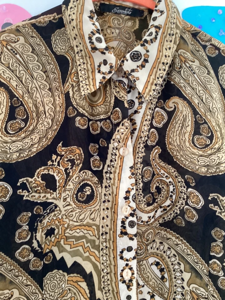 Blusa mediana Essentials by Milano verde floral cuello botón plisado 23193 para mujer Foto 4 de 4